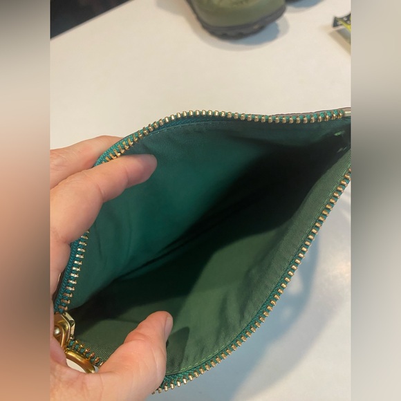 TORY BURCH PERRY BOMBE PEBBLED LEATHER WRISLET IN ARUGULA GREEN - Picture 6 of 7